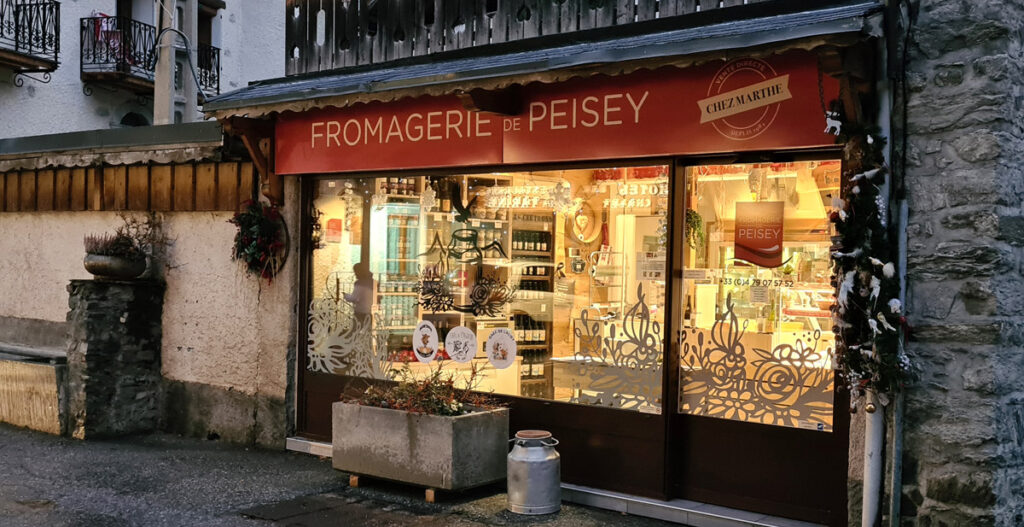 Facade de La Crèmerie Chez Marthe - Fromagerie de Peisey dans le village de Peisey-Nancroix