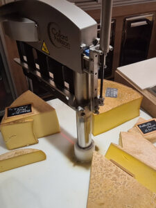 Machine à couper le Beaufort avec plusieurs fromages