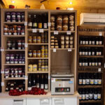 Étagère de produits artisanaux (miel, confiture, plats préparés, bières,...)
